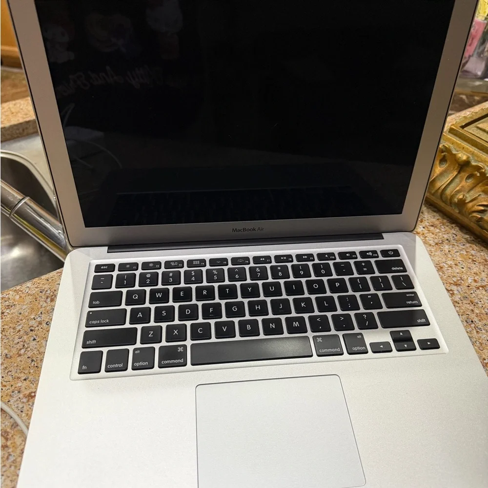 APPLE MACBOOK AIR A1466 13-EARLY-2015 i5-5250U@1.6GHz 8GB RAM 256GB NVMe macOS